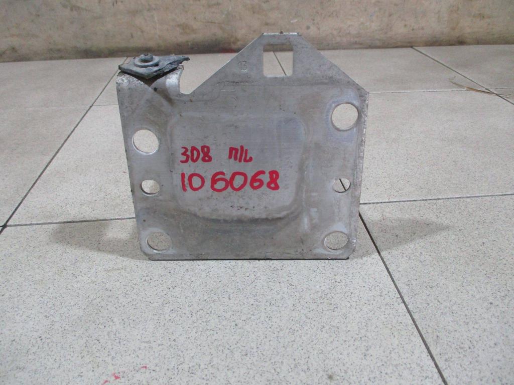 Кронштейн усилителя переднего бампера левый, 1500 рублей, Пермь