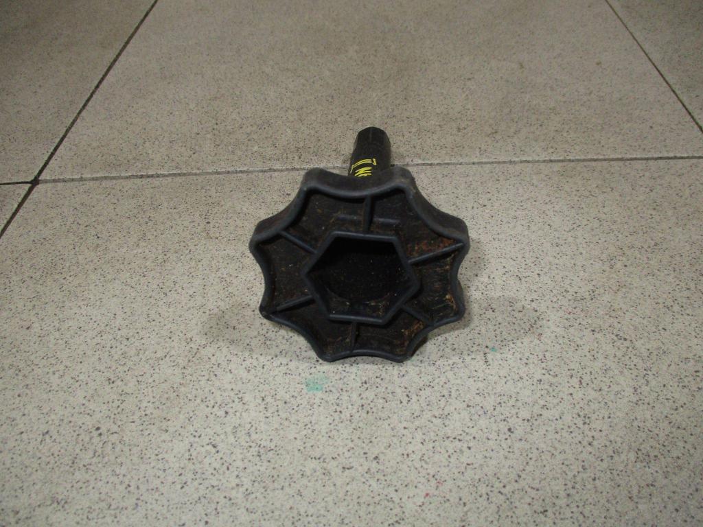 Болт крепления запасного колеса, 500 рублей, Пермь