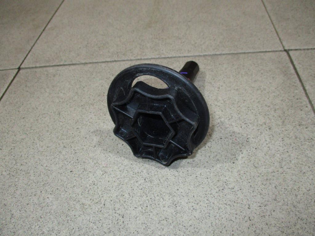 Болт крепления запасного колеса, 500 рублей, Пермь