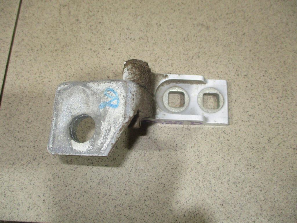 Петля двери передней левой нижняя, 800 рублей, Пермь