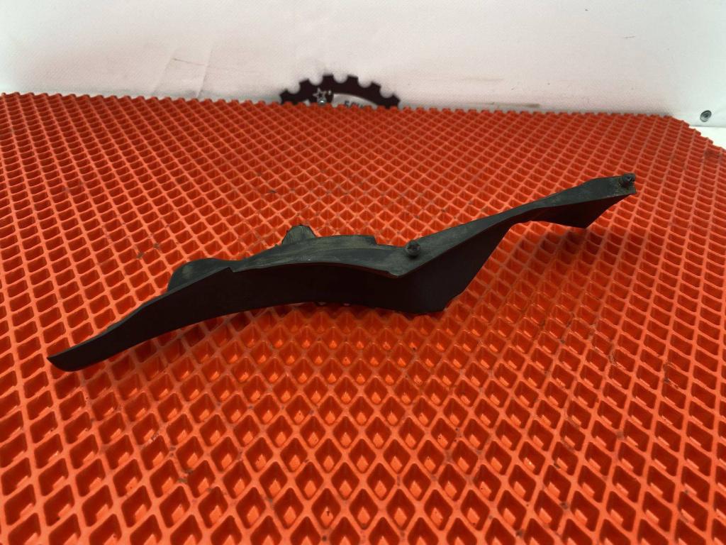 Накладка лобового стекла правая, 1000 рублей, Пермь