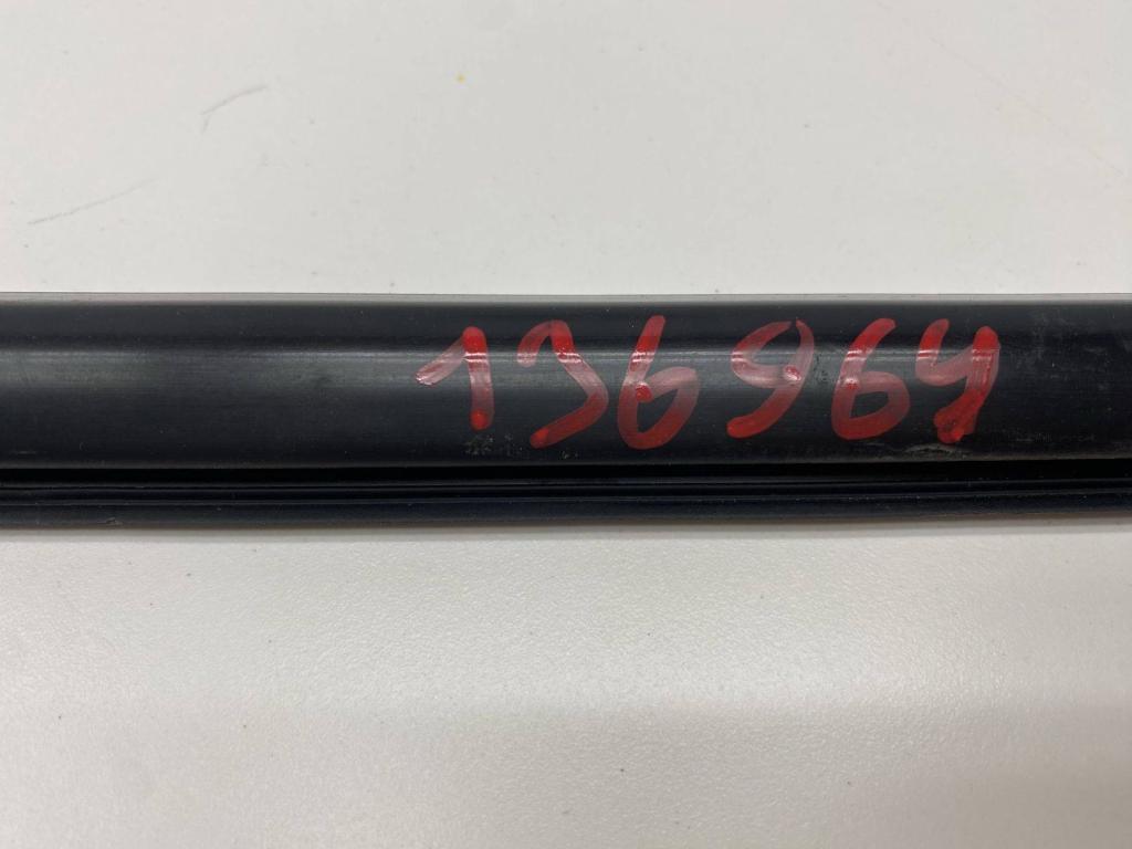 Накладка стекла переднего левого, 1000 рублей, Пермь