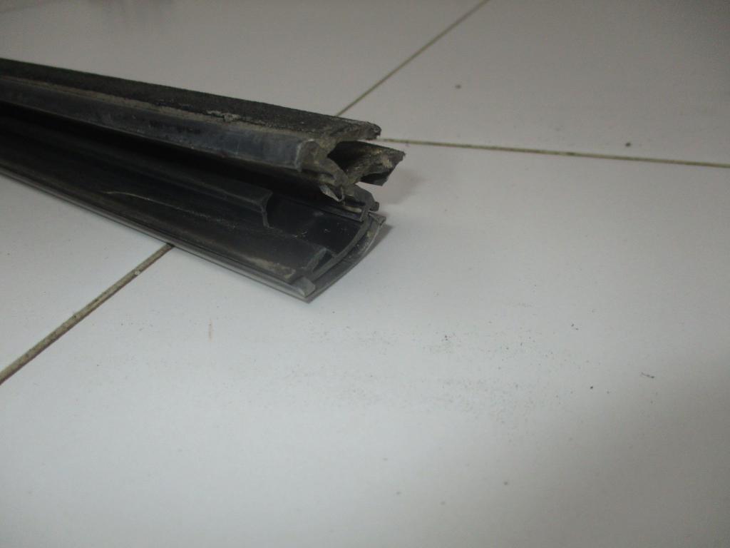 Накладка стекла переднего левого, 2000 рублей, Пермь