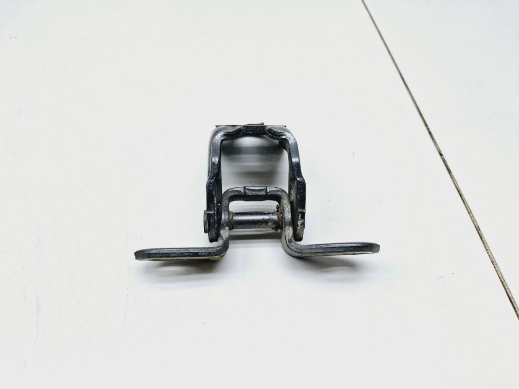 Петля двери передней левой нижняя, 1500 рублей, Пермь