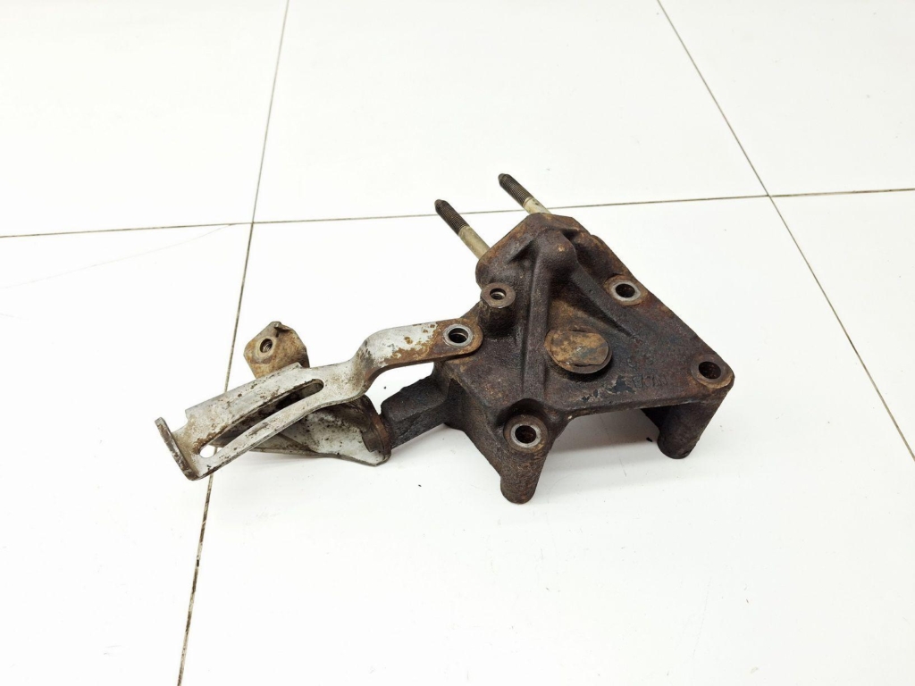 Кронштейн двигателя правый, 500 рублей, Пермь