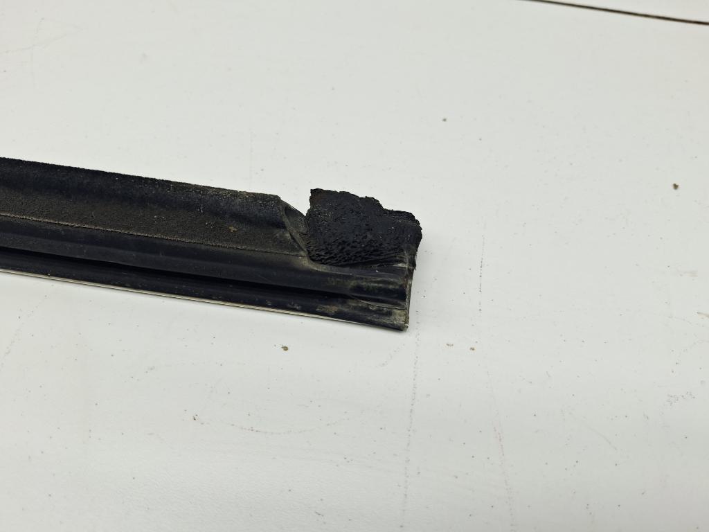 Накладка стекла переднего левого, 1000 рублей, Пермь