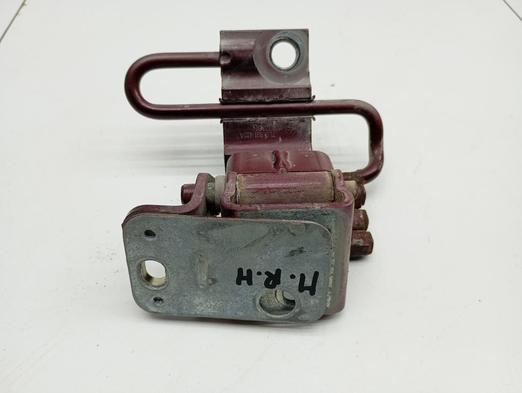 Петля двери передней правой нижняя, 1000 рублей, Пермь