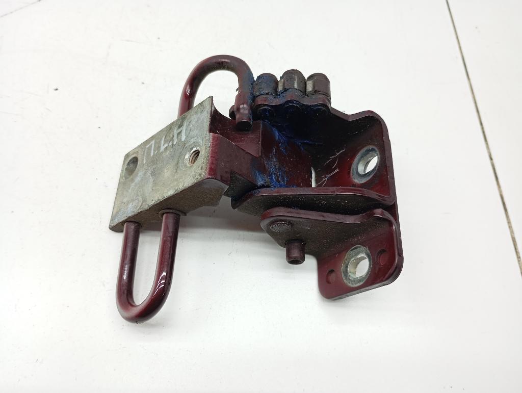 Петля двери передней левой нижняя, 1000 рублей, Пермь