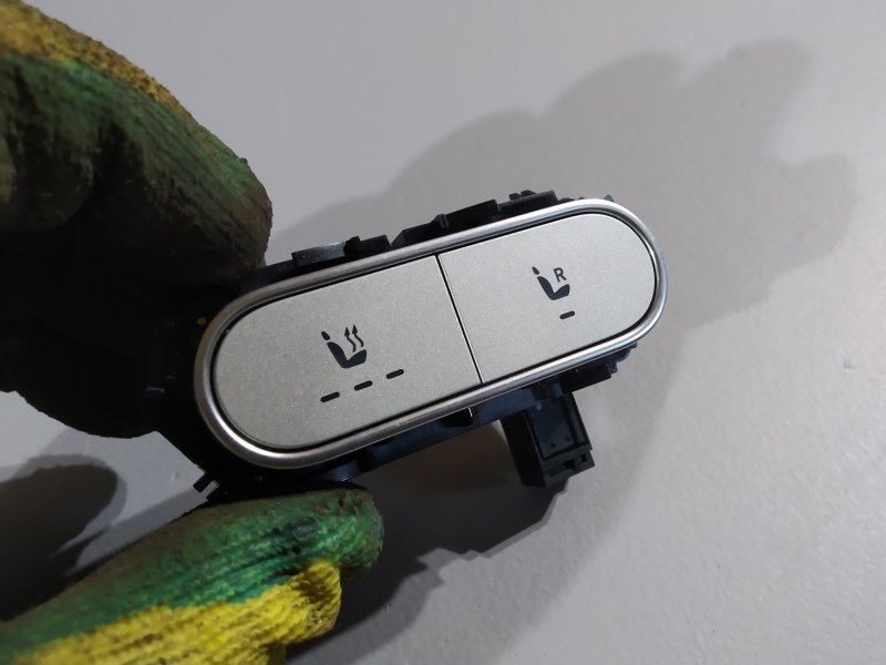 Кнопка подогрева сиденья, 3050 рублей, Санкт-Петербург