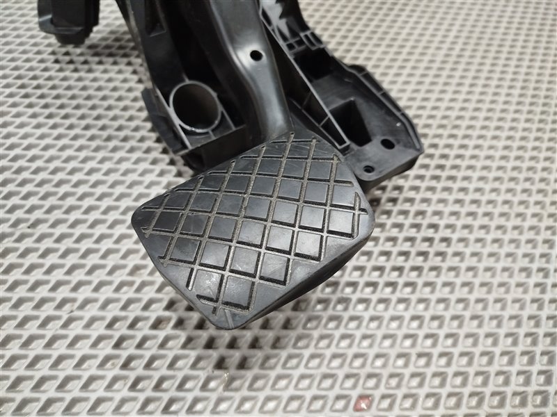 педаль тормоза, 2000 рублей, Санкт-Петербург