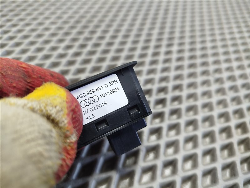 кнопка крышки багажника, 2000 рублей, Санкт-Петербург