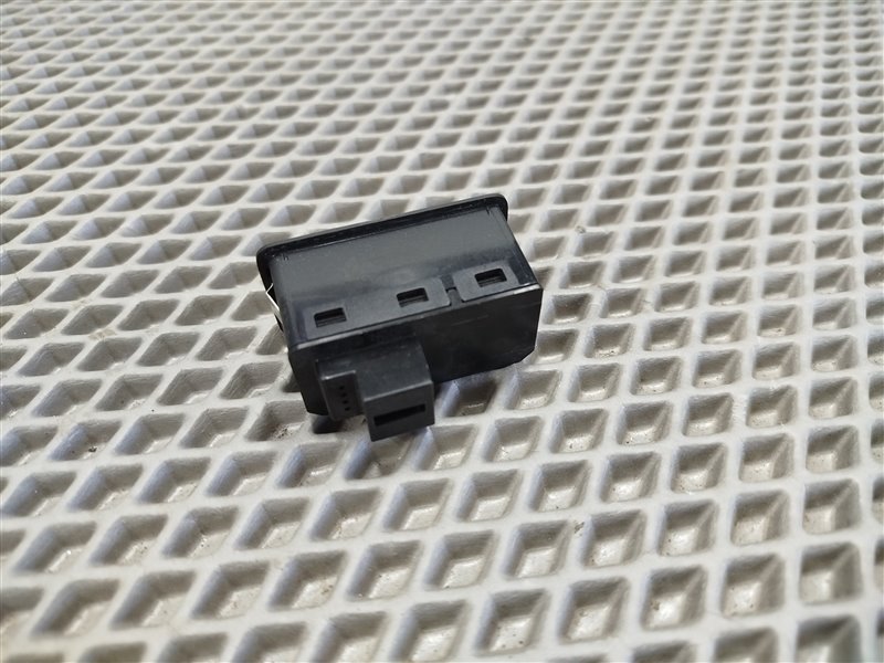 кнопка крышки багажника, 2000 рублей, Санкт-Петербург