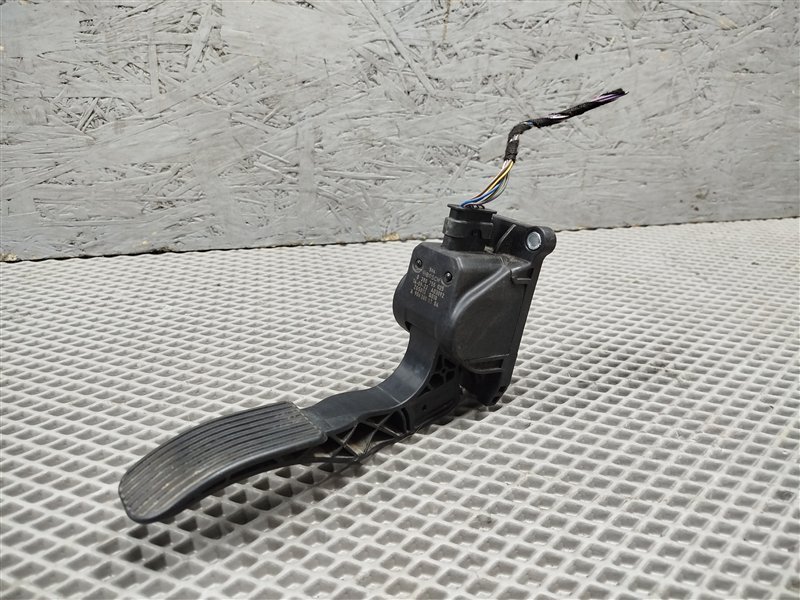 педаль газа, 2000 рублей, Санкт-Петербург