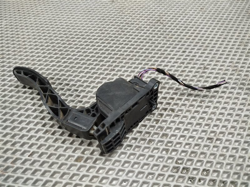 педаль газа, 2000 рублей, Санкт-Петербург