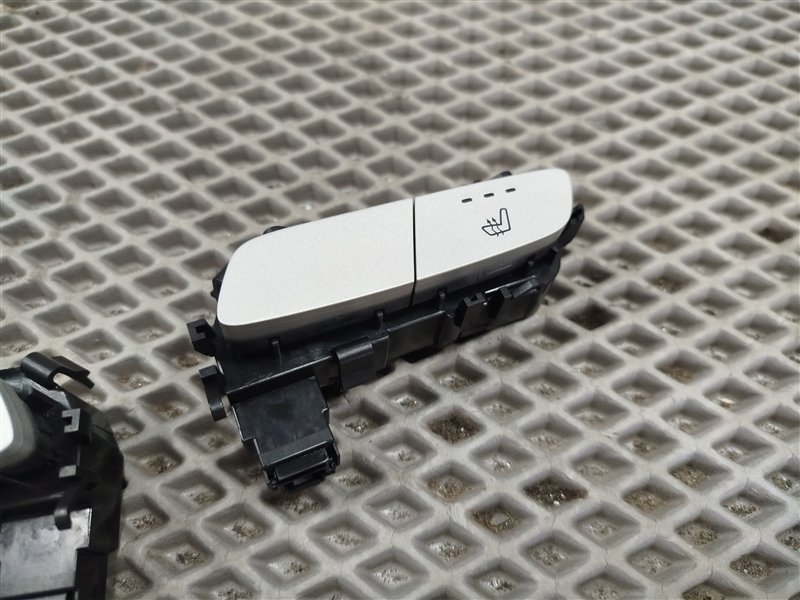 Кнопка подогрева сиденья, 3500 рублей, Санкт-Петербург