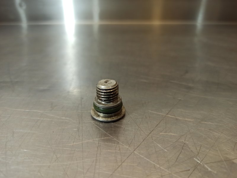 Болт крепления масляного фильтра, 300 рублей, Екатеринбург