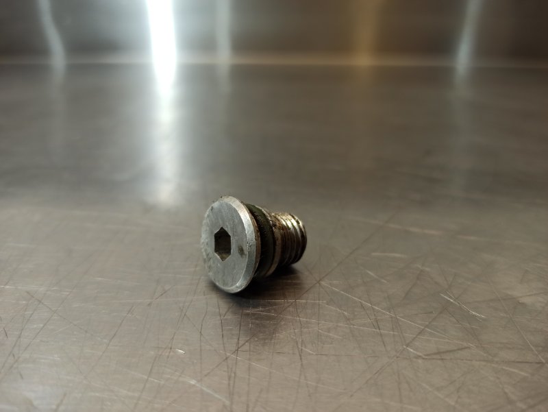 Болт крепления масляного фильтра, 300 рублей, Екатеринбург