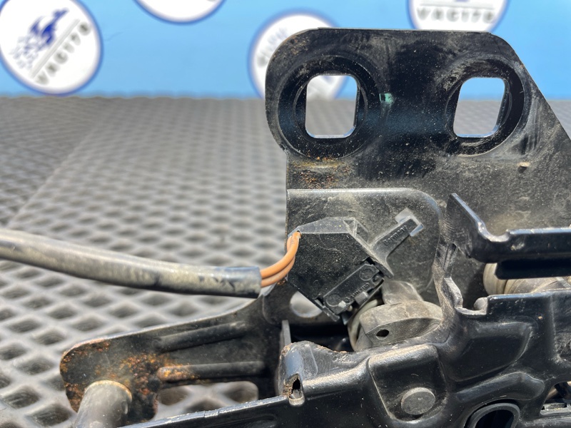 Замок капота, 1000 рублей, Санкт-Петербург