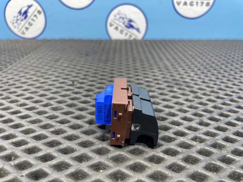 Кнопка открывания багажника, 1000 рублей, Санкт-Петербург