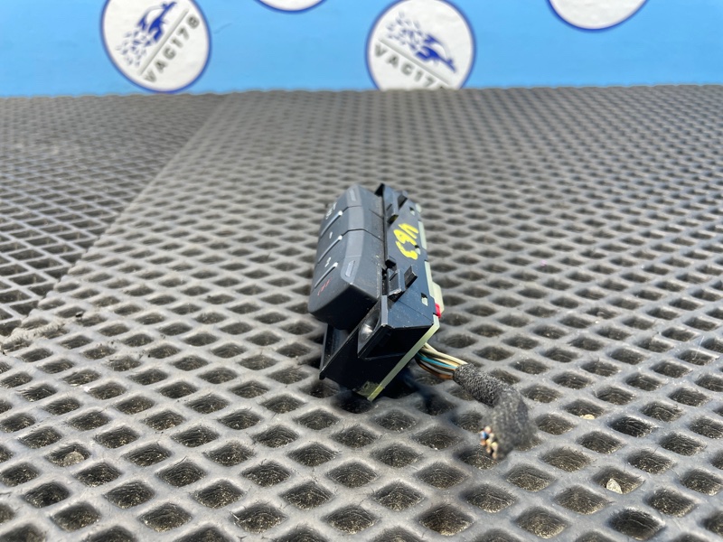 Блок кнопок управления сиденьем, 1000 рублей, Санкт-Петербург