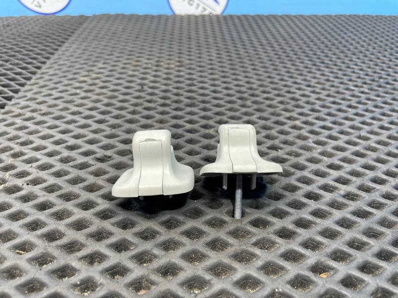 Крючок солнцезащитного козырька, 1000 рублей, Санкт-Петербург