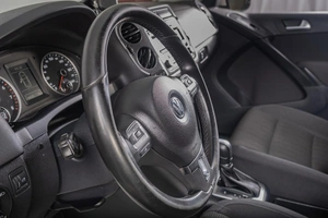 Внедорожник Volkswagen Tiguan 2013 года, 1629000 рублей, Томск