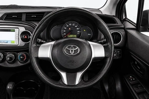 Хетчбэк Toyota Vitz 2013 года, 799000 рублей, Челябинск