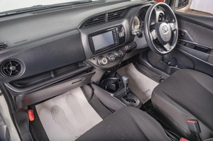 Хетчбэк Toyota Vitz 2017 года, 1049000 рублей, Томск