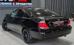 Седан Toyota Camry 2005 года, 890000 рублей, Красноярск