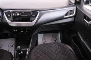 Седан Hyundai Solaris 2017 года, 839000 рублей, Омск