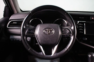 Седан Toyota Camry 2019 года, 3099000 рублей, Сургут