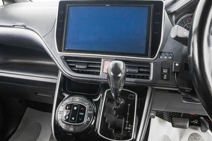 Минивэн Toyota Voxy 2018 года, 2649000 рублей, Барнаул