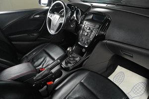 Седан Opel Astra 2012 года, 719000 рублей, Тюмень