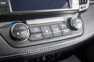 Внедорожник Toyota RAV4 2017 года, 2999000 рублей, Барнаул