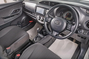 Хетчбэк Toyota Vitz 2017 года, 1049000 рублей, Томск