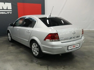 Седан Opel Astra 2011 года, 915000 рублей, Курск