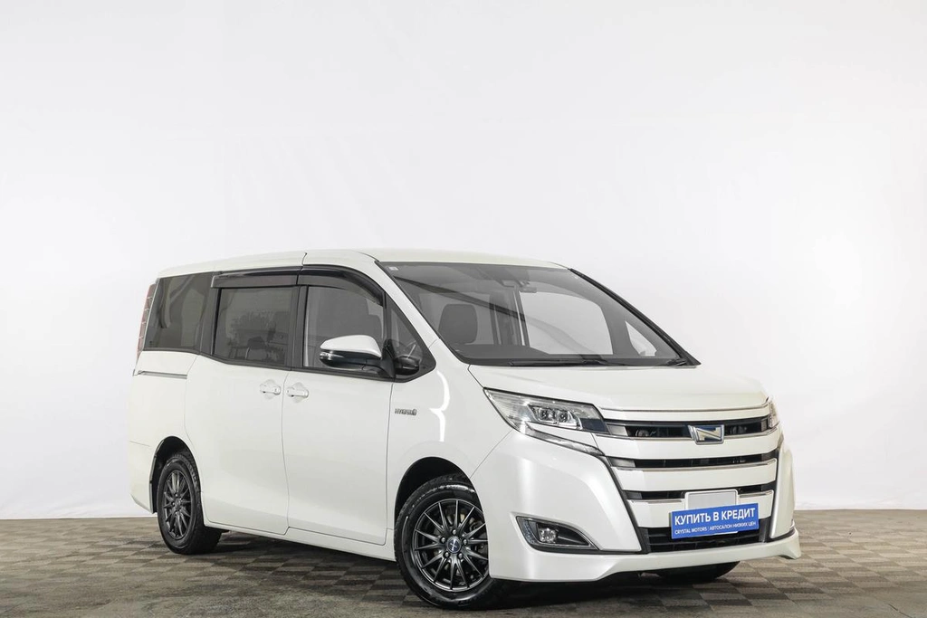 Минивэн Toyota Noah 2018 года, 2529000 рублей, Тюмень