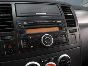 Хетчбэк Nissan Tiida 2011 года, 800000 рублей, Омск