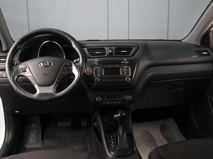 Седан Kia Rio 2015 года, 915000 рублей, Омск