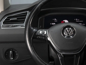 Внедорожник Volkswagen Tiguan 2018 года, 2160000 рублей, Омск