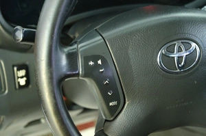 Седан Toyota Avensis 2004 года, 749000 рублей, Омск