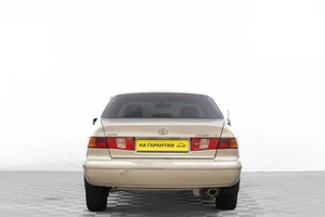 Седан Toyota Camry 2001 года, 499000 рублей, Барнаул