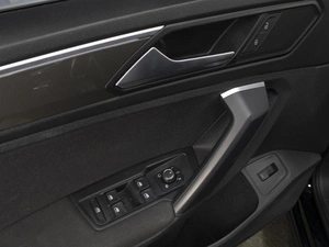 Внедорожник Volkswagen Tiguan 2018 года, 2385000 рублей, Омск