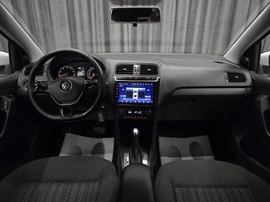 Седан Volkswagen Polo 2017 года, 1040000 рублей, Красноярск