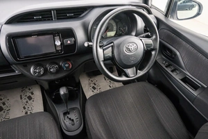 Хетчбэк Toyota Vitz 2017 года, 899000 рублей, Красноярск