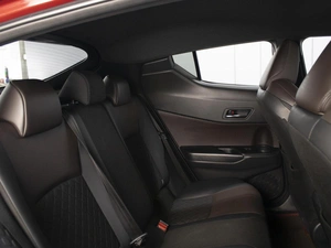 Внедорожник Toyota C-HR 2018 года, 2400000 рублей, Омск