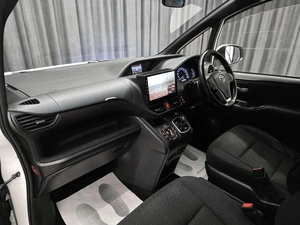 Минивэн Toyota Voxy 2014 года, 1590000 рублей, Красноярск