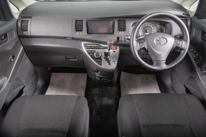 Минивэн Toyota Isis 2011 года, 1449000 рублей, Томск