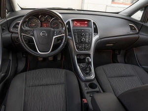 Седан Opel Astra 2013 года, 929000 рублей, Саратов