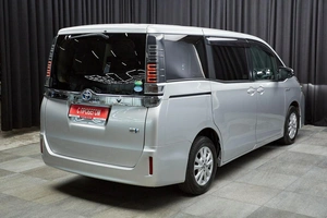 Минивэн Toyota Voxy 2017 года, 2187000 рублей, Красноярск